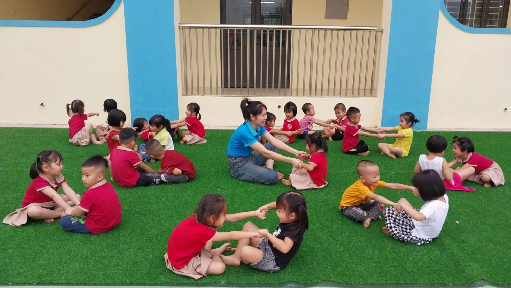 Hình ảnh trò chơi kéo cưa lừa xẻ gần gũi yêu thương