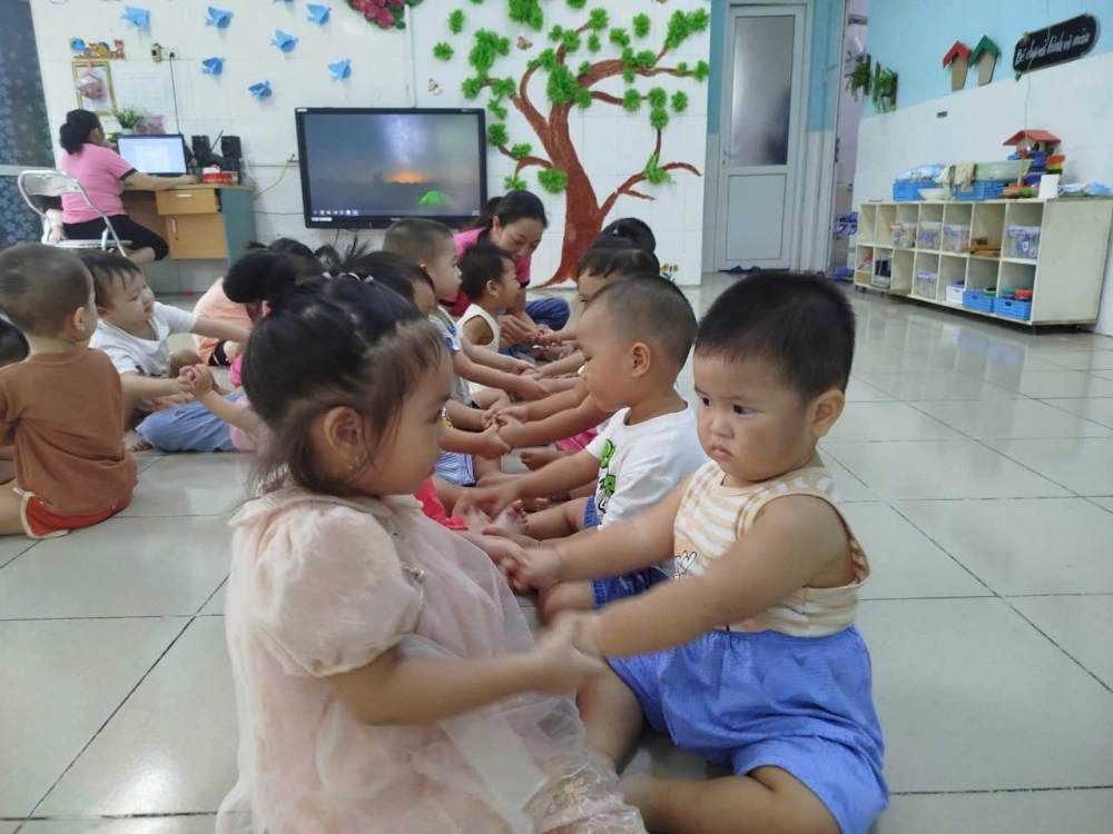 Ảnh chụp bé chơi kéo cưa lừa xẻ hồn nhiên đáng yêu