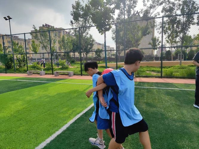 Hai thành viên cùng nhau kẹp bóng đôi về đích trong sự cổ vũ nhiệt tình của khán giả