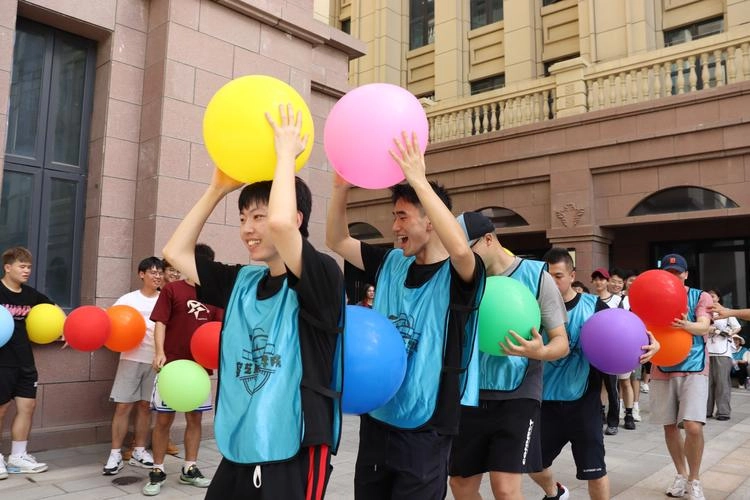 Hoạt động kẹp bóng về đích bãi biển mang lại không khí vui tươi và gắn kết cho tập thể