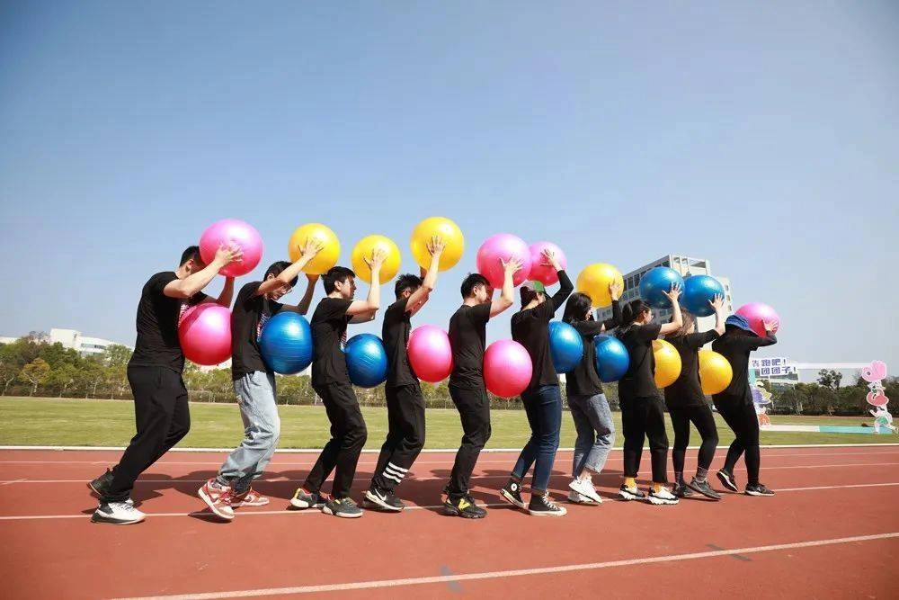 Các đạo cụ kẹp bóng đơn giản như bóng bay và vạch đích được chuẩn bị sẵn sàng cho trận đấu