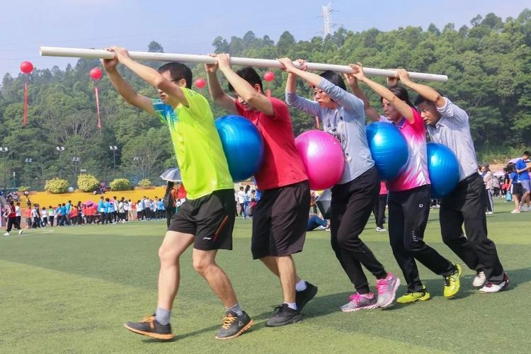 Cách chơi kẹp bóng không dùng tay phối hợp nhịp nhàng giữa hai người