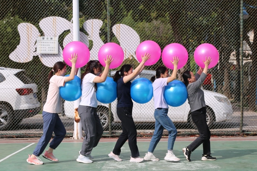 Hình ảnh kẹp bóng về đích hài hước của các cặp đôi đồng nghiệp