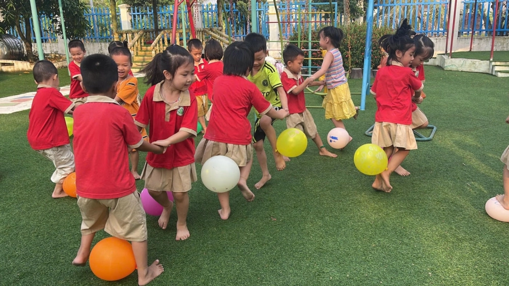 Các thành viên tập trung lắng nghe luật chơi kẹp bóng từ ban tổ chức