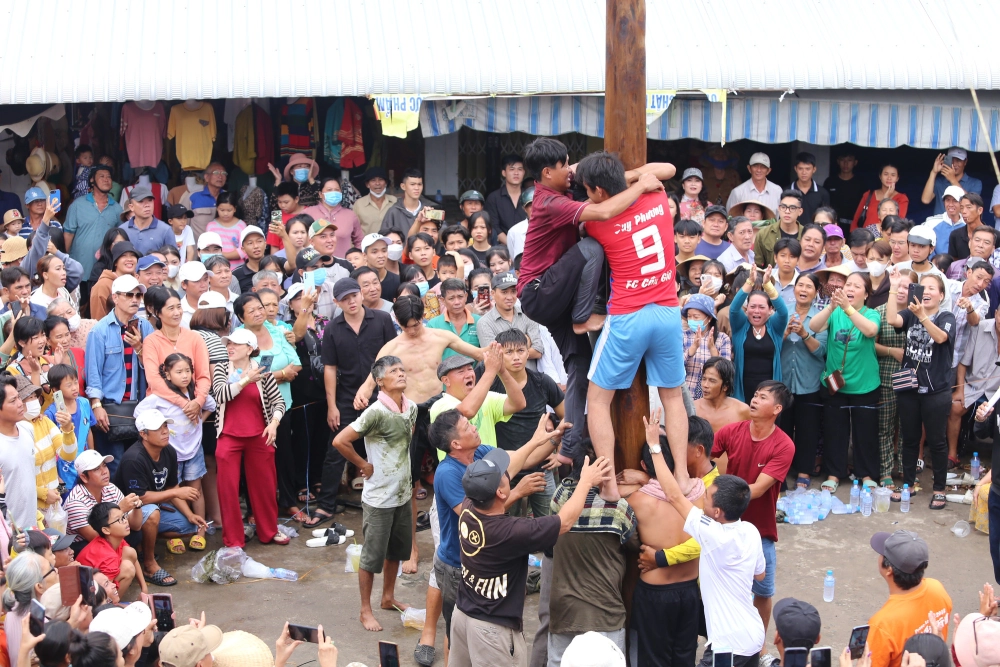 Leo cột mỡ tạo thử thách gay cấn trong ngày hội