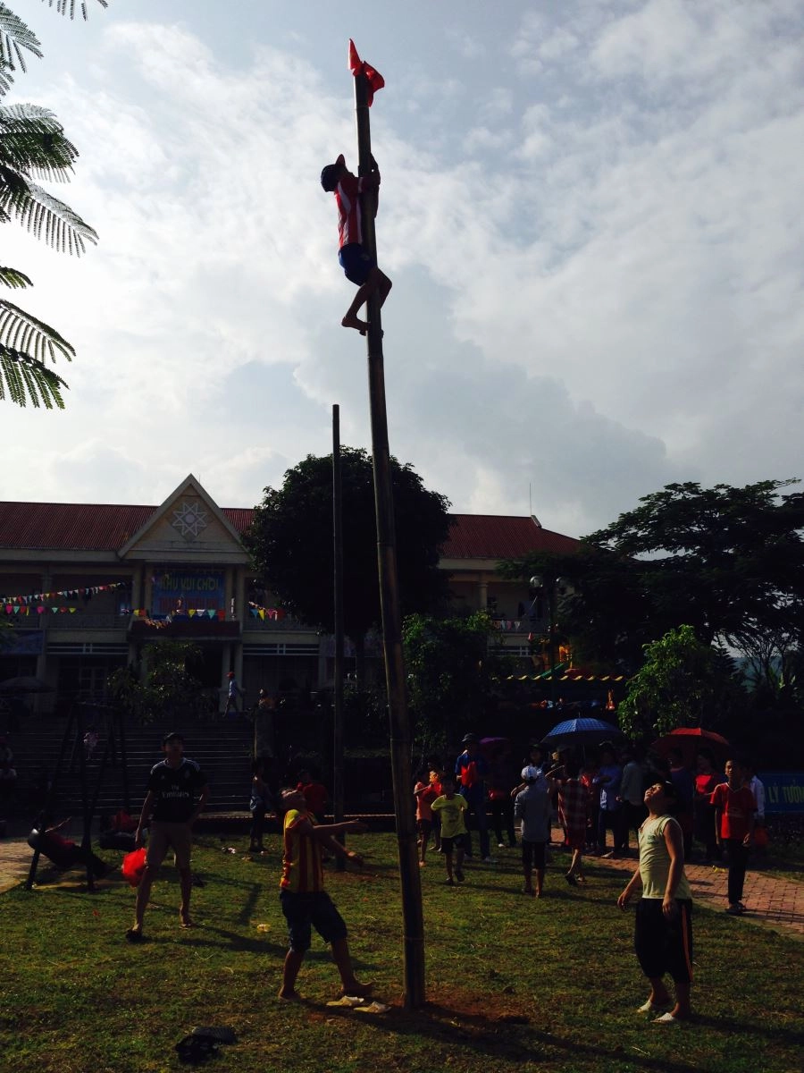Hội thi leo cột mỡ tạo sân chơi tranh tài hấp dẫn