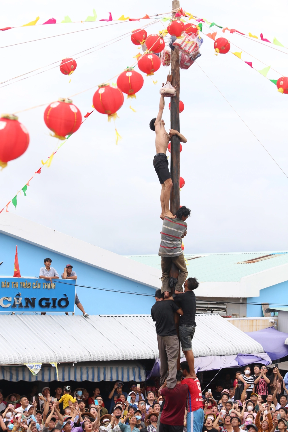 Trò chơi leo cột mỡ khuấy động không khí lễ làng