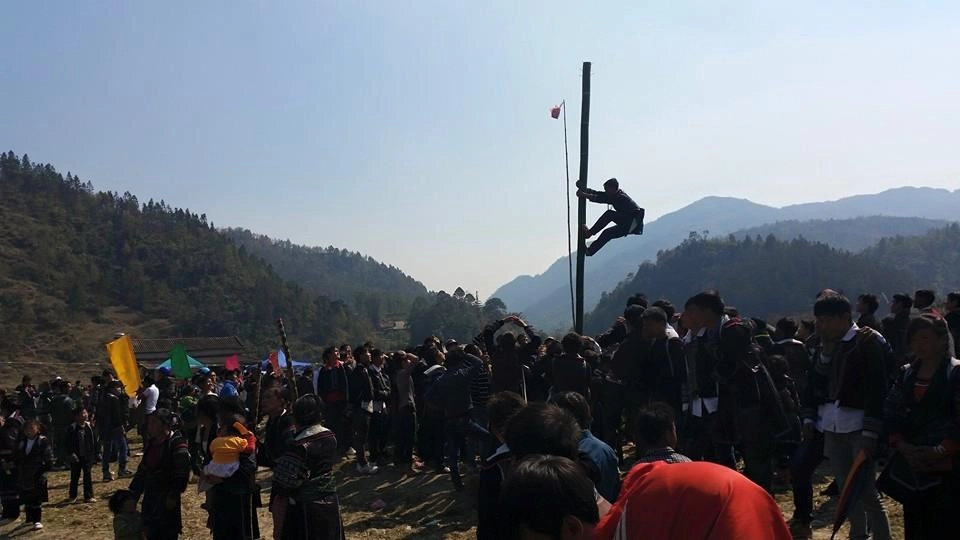 Cách leo cột mỡ đòi hỏi khéo léo và sức bền