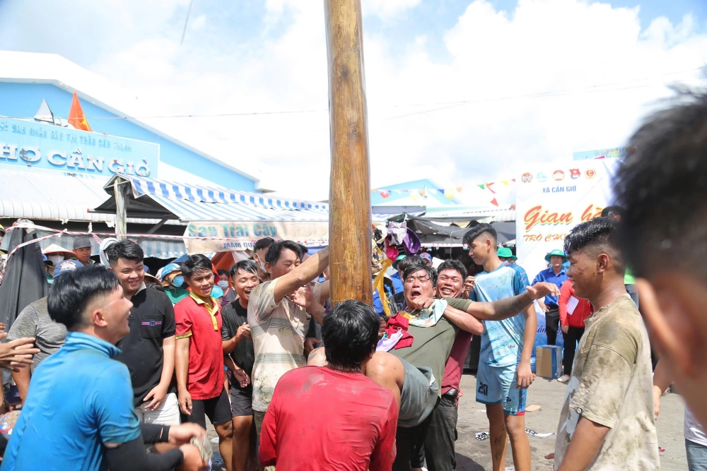 Cách leo cột mỡ đòi hỏi chiến thuật và phối hợp