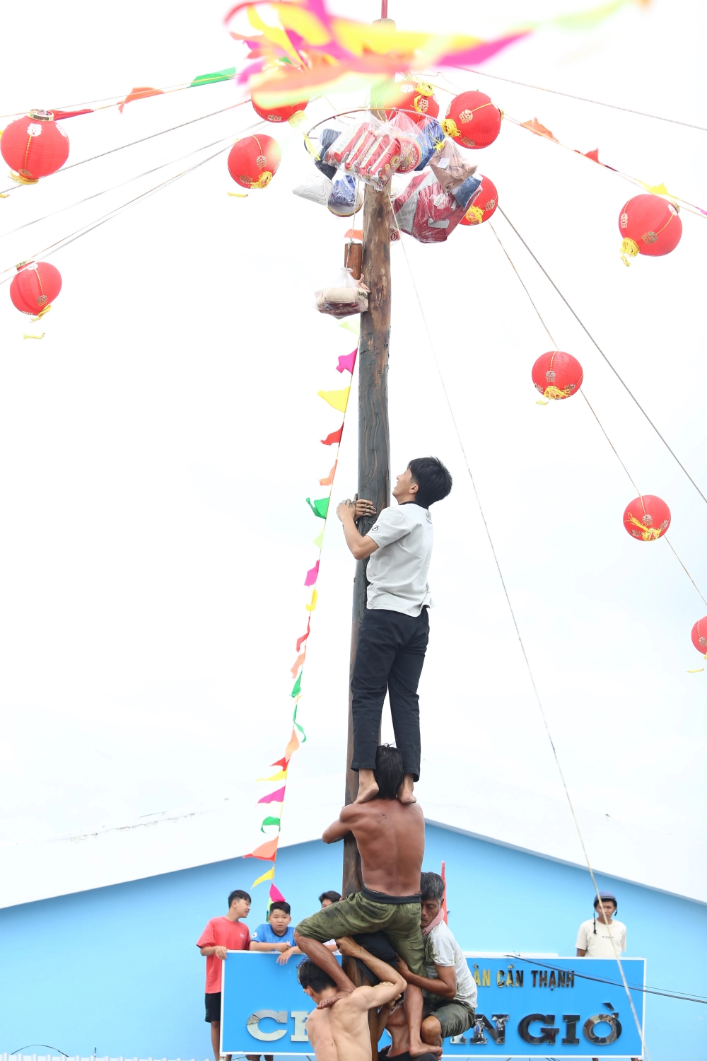 Lễ hội leo cột mỡ rộn ràng ngày hội làng quê