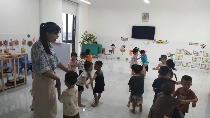 Hướng dẫn chi tiết luật chơi lộn cầu vồng cho trẻ mầm non