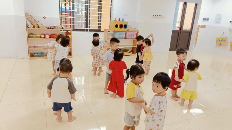 Hoạt động năng động với lộn cầu vồng mầm non tại trường