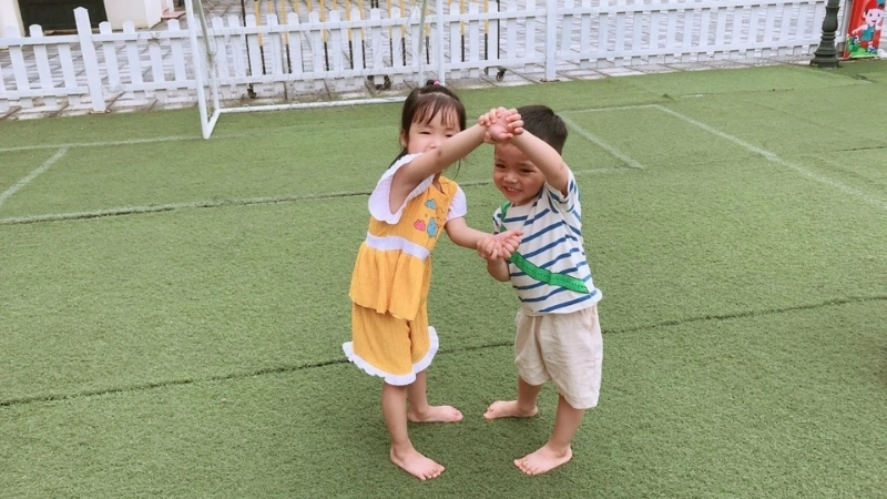 Giờ chơi ngoài trời vui nhộn với lộn cầu vồng ngoài trời