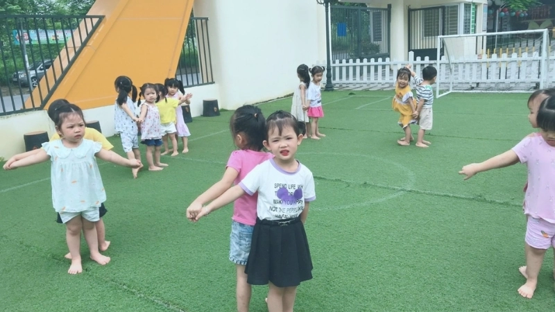 Bé học nhanh và vui hơn nhờ mẹo chơi lộn cầu vồng