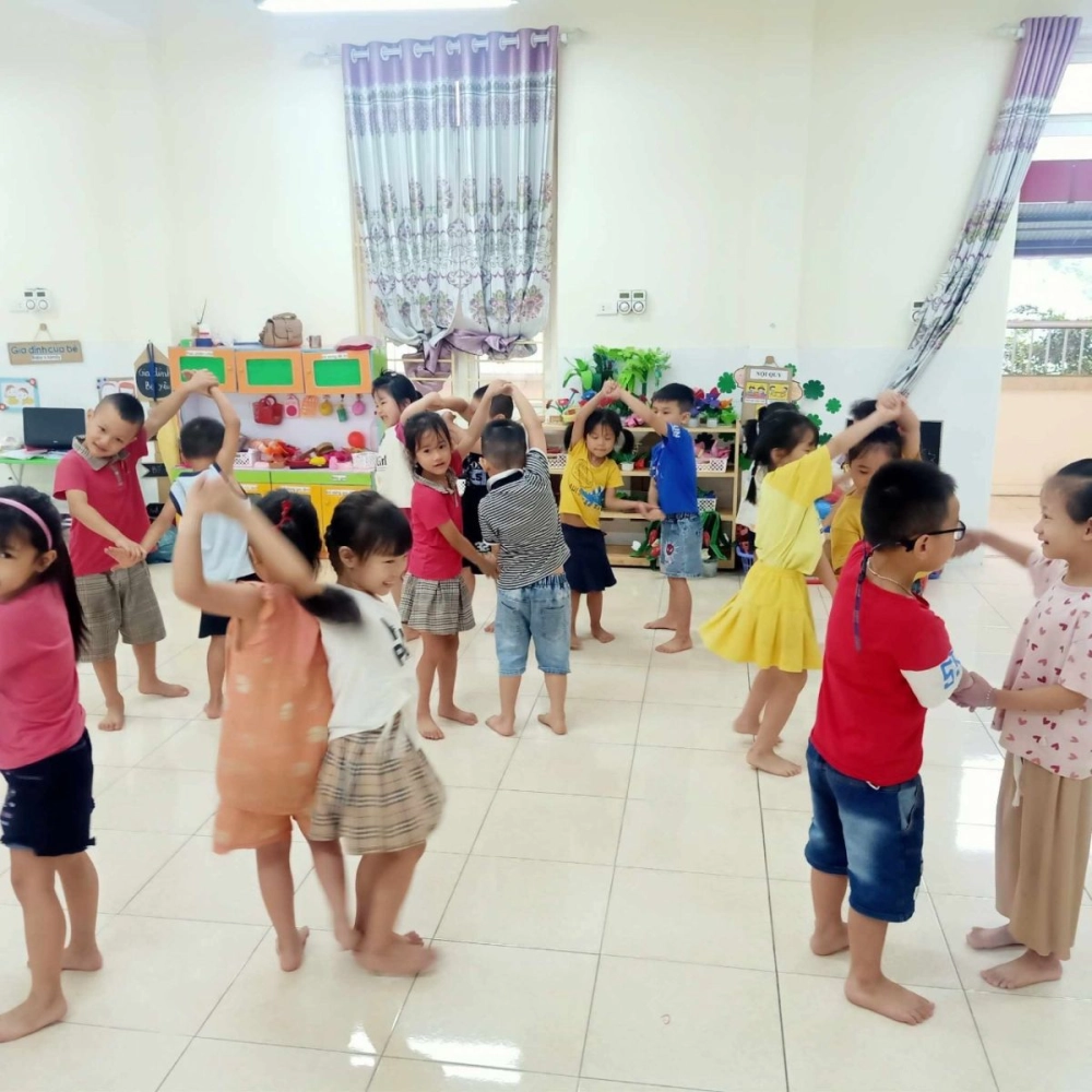 Hình ảnh trò chơi lộn cầu vồng sinh động đáng yêu