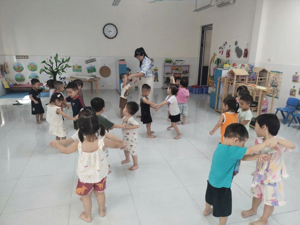 Lộn cầu vồng mầm non giúp trẻ vận động linh hoạt