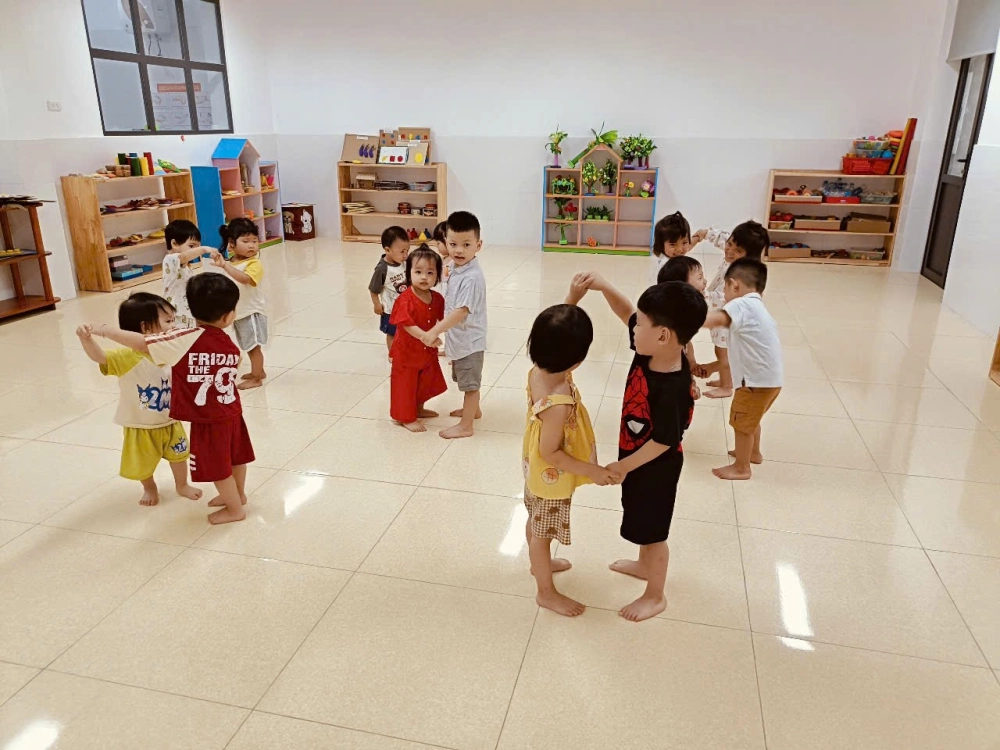 Trò chơi lộn cầu vồng mầm non vui an toàn