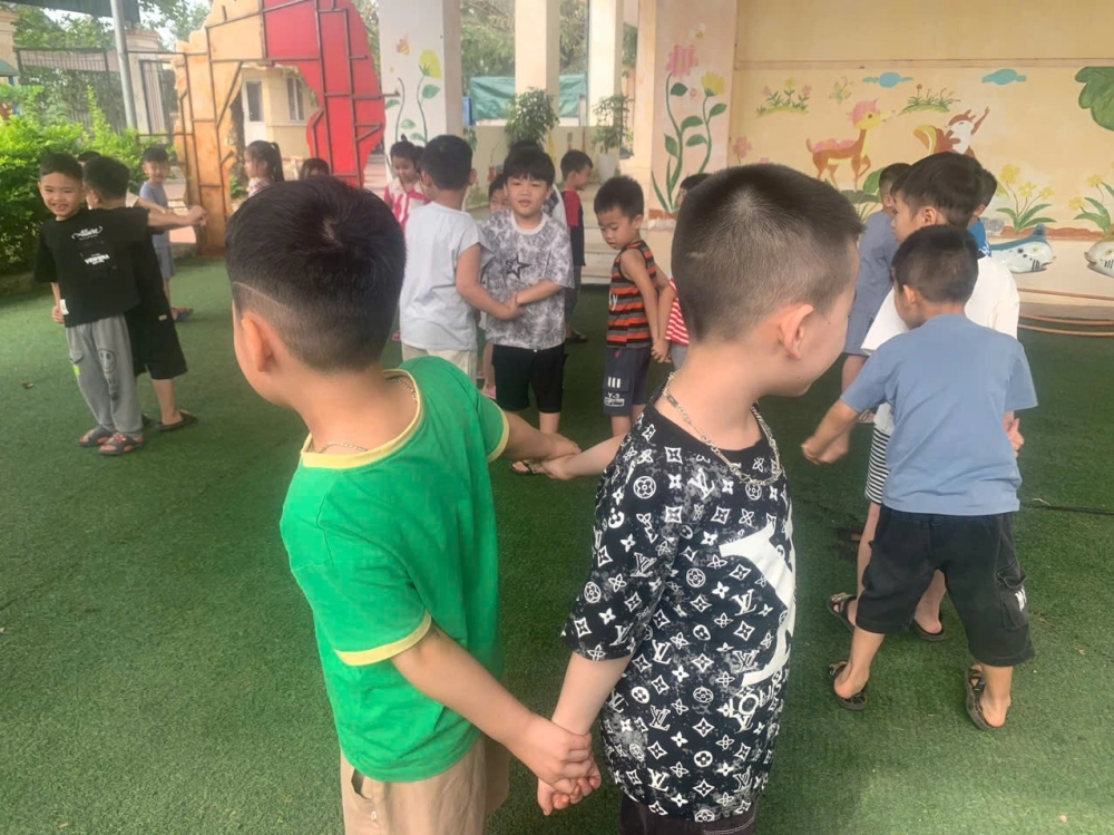 Đồng dao lộn cầu vồng mang âm hưởng dân gian