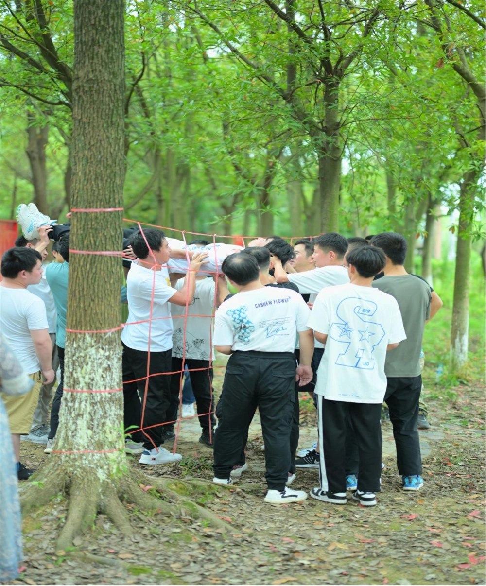 Phong cách thời trang rằn ri mạnh mẽ xuất hiện trong thử thách mạng nhện độc quân đội cho nữ