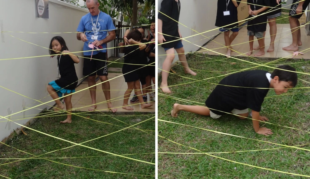 Người mẫu minh họa luật chơi mạng nhện độc một cách duyên dáng với thiết kế áo thun và quần jean