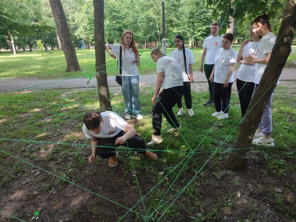 Không gian chơi mạng nhện độc trong nhà được thiết kế hiện đại phù hợp với phong cách thời trang tối giản