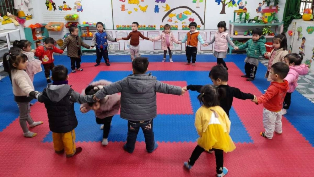 Chơi trò chơi bắt chuột tạo không khí vui nhộn tập thể