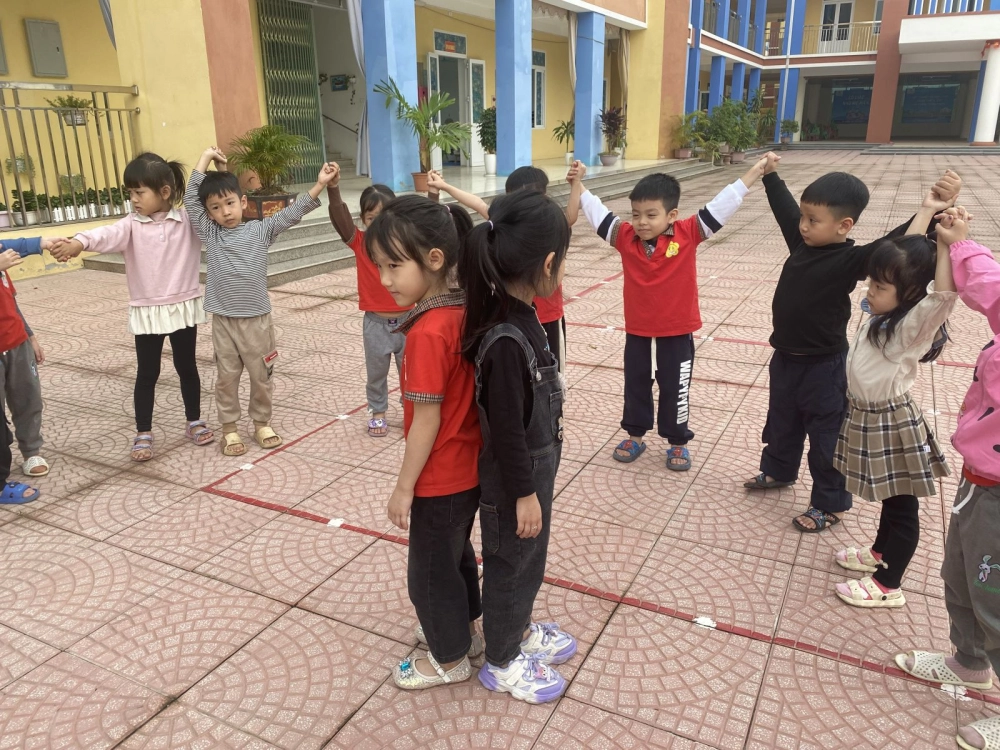 Hình ảnh trò chơi mèo đuổi chuột sinh động đầy cảm xúc