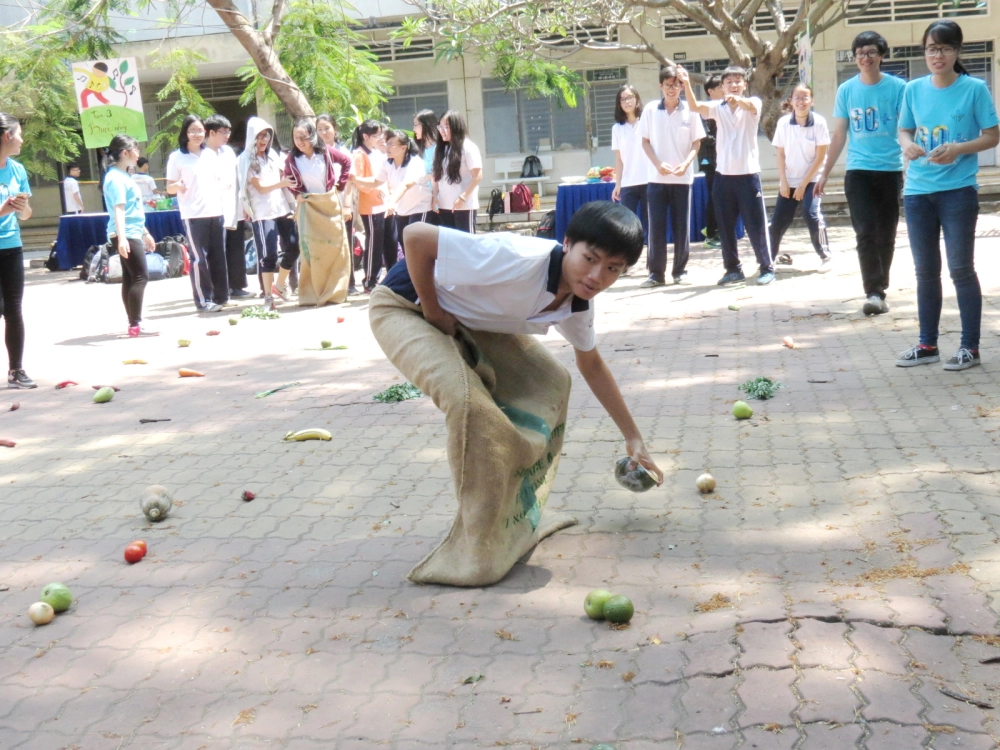 Nhảy bao bố tiếp sức tạo tinh thần đồng đội