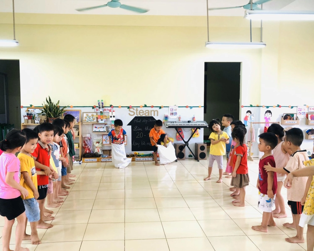 Trò chơi nhảy bao bố tiếp sức khuấy động tập thể