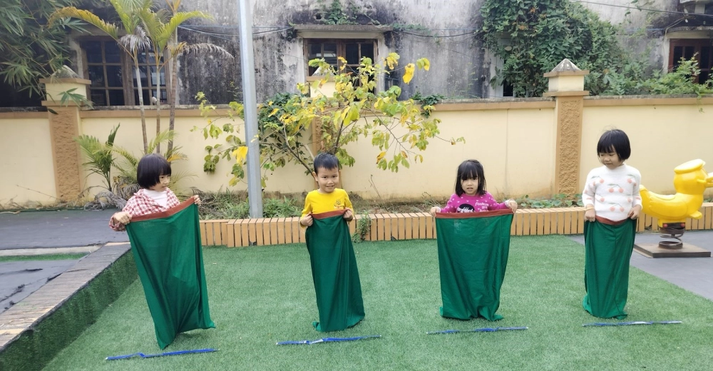 Trò nhảy bao bố gắn kết bạn bè qua vận động