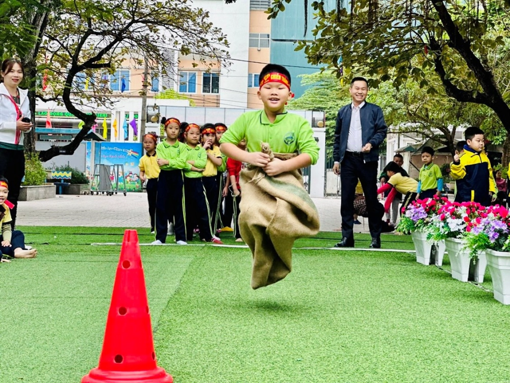 Cách chơi trò chơi nhảy bao bố phù hợp mọi lứa tuổi