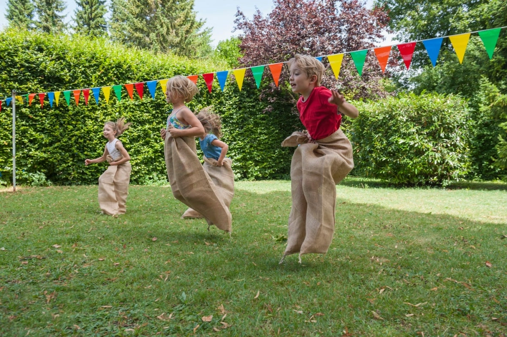 Trọng tài đang phổ biến chi tiết luật chơi nhảy bao bố cho các đội trước giờ xuất phát