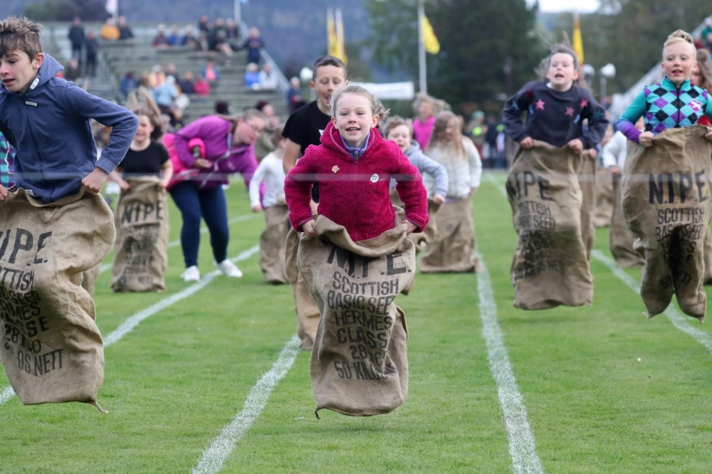 Kỹ thuật nhảy bao bố đôi nhanh đòi hỏi sự đồng bộ nhịp nhàng giữa hai thành viên