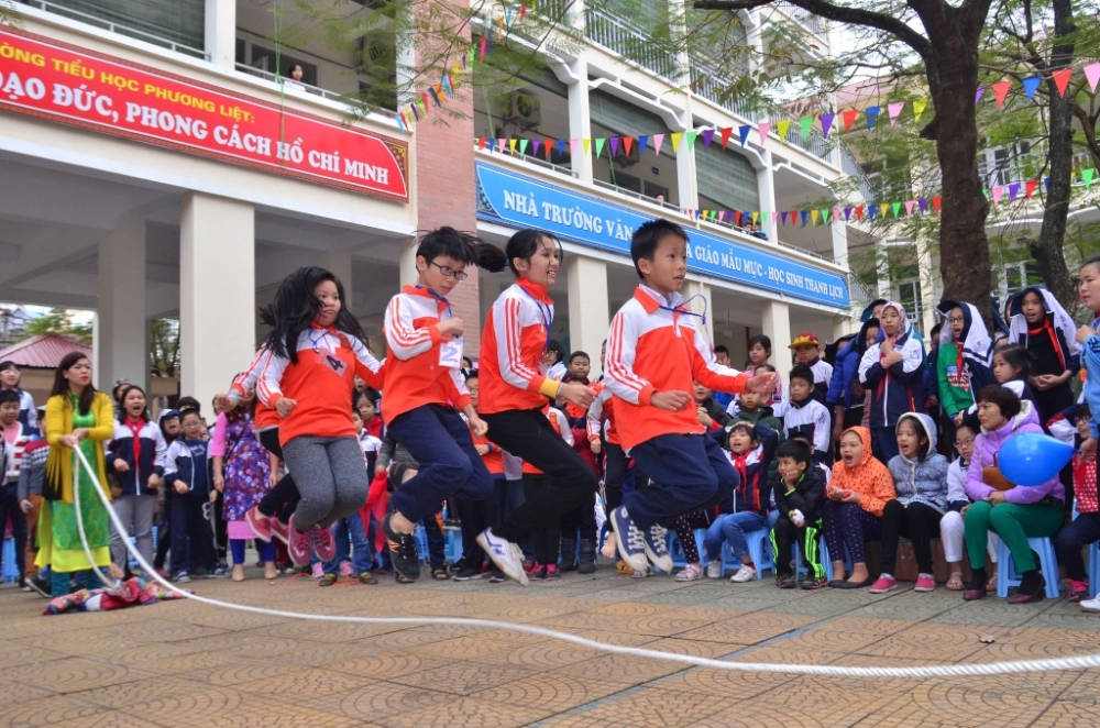 Hình ảnh trò chơi nhảy dây ghi lại khoảnh khắc vui