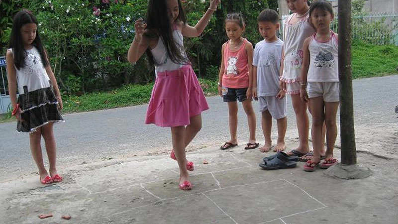 Hướng dẫn chơi nhảy lò cò rõ ràng cho mọi lứa tuổi