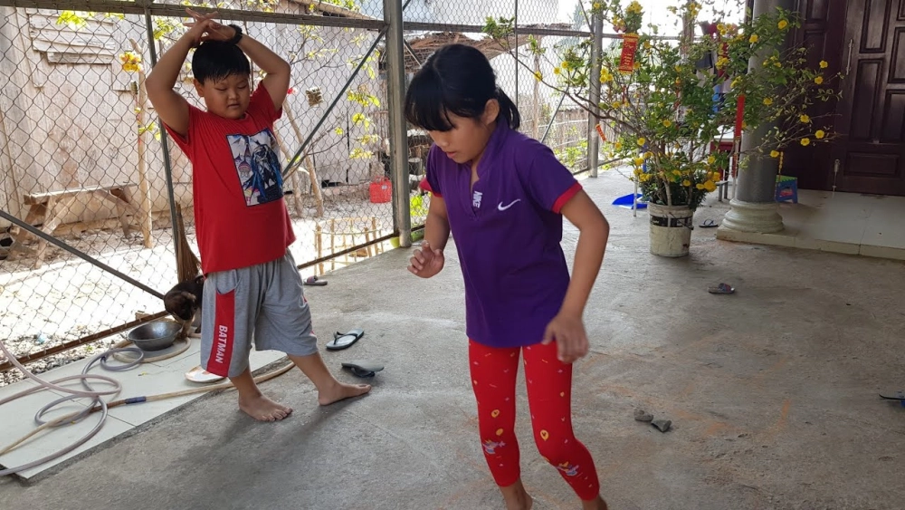 Nguồn gốc trò chơi nhảy lò cò gắn với làng quê Việt