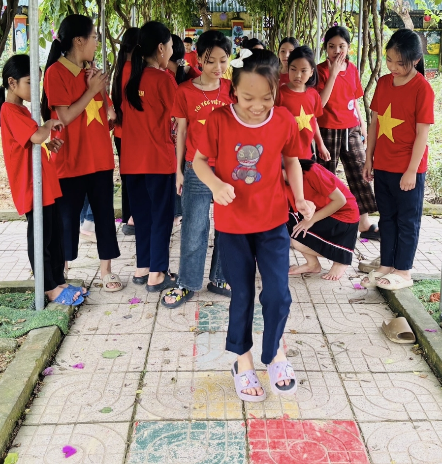 Hình ảnh bé chơi nhảy lò cò hồn nhiên đáng yêu