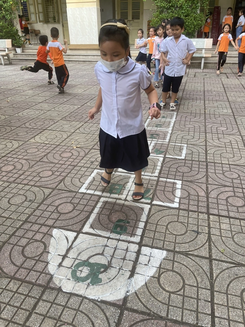 Hình ảnh nhảy lò cò tái hiện tuổi thơ trong trẻo