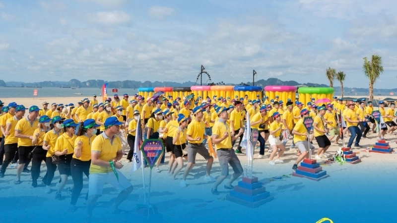 Hình ảnh một thành viên đang thực hiện điệu nhảy theo nhạc robot với những tư thế vô cùng hài hước