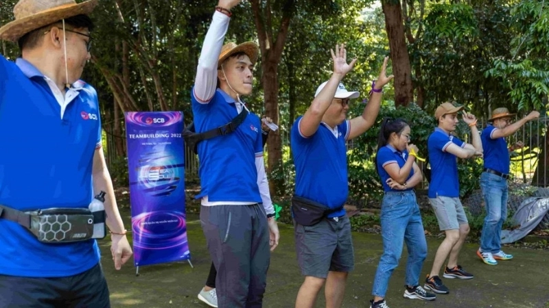 Không khí náo nhiệt khi mọi người tham gia nhảy theo nhạc vui nhộn ngoài trời dưới ánh nắng vàng