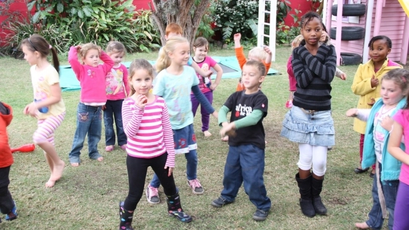 Toàn cảnh cuộc thi nhảy theo nhạc vui nhộn với sự tham gia nhiệt tình của các thành viên