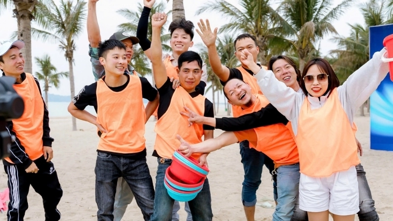 Minh họa cách sắp xếp đội hình vòng tròn để tất cả thành viên đều có thể quan sát quản trò làm mẫu