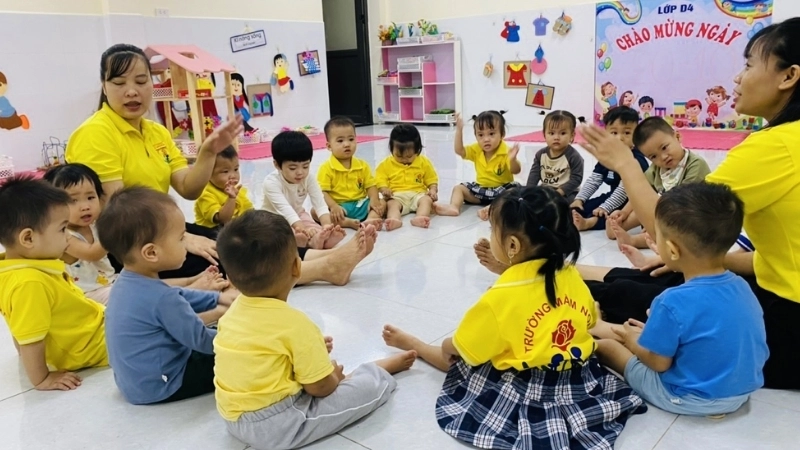 Bé hào hứng tham gia trò chơi nu na nu nống cùng bạn bè