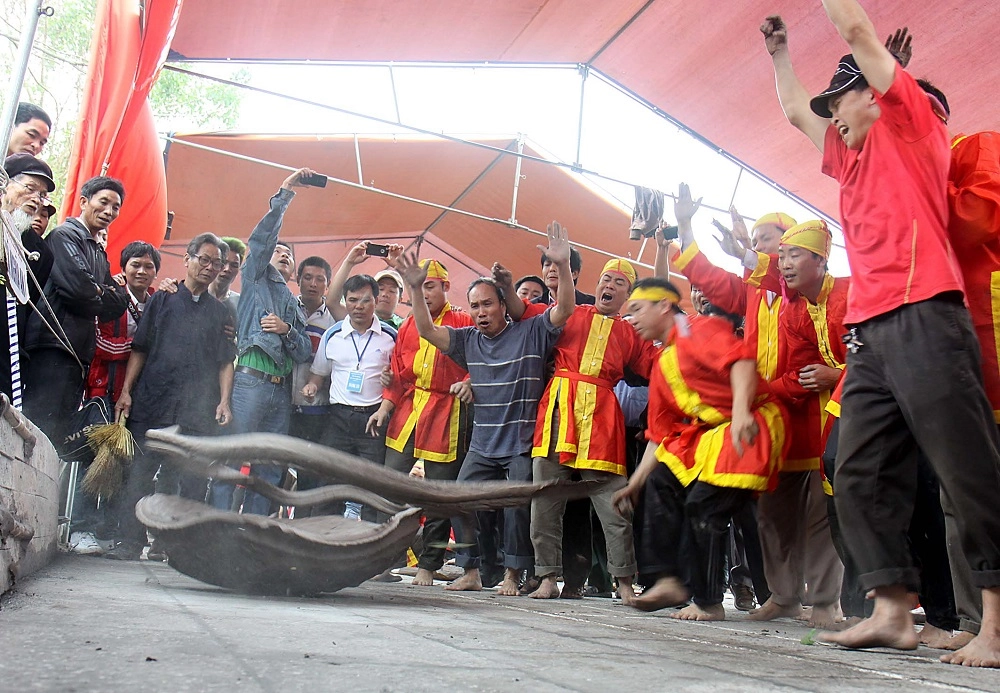 Hội thi pháo đất thu hút đông đảo người tham gia