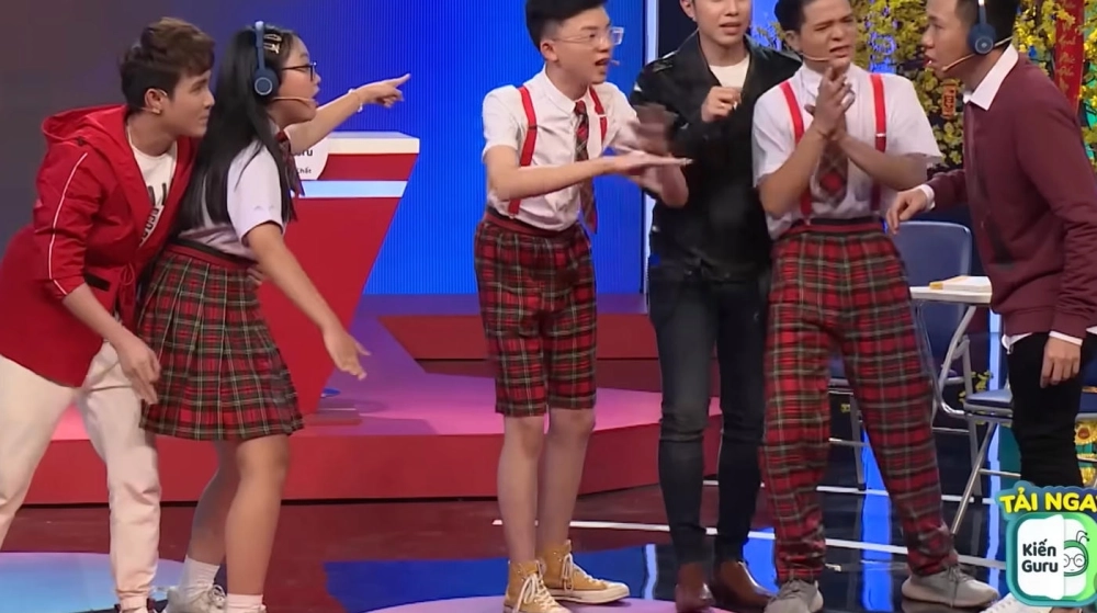 Hình ảnh trò chơi tam sao thất bản hài hước khi các thành viên cố gắng truyền tin