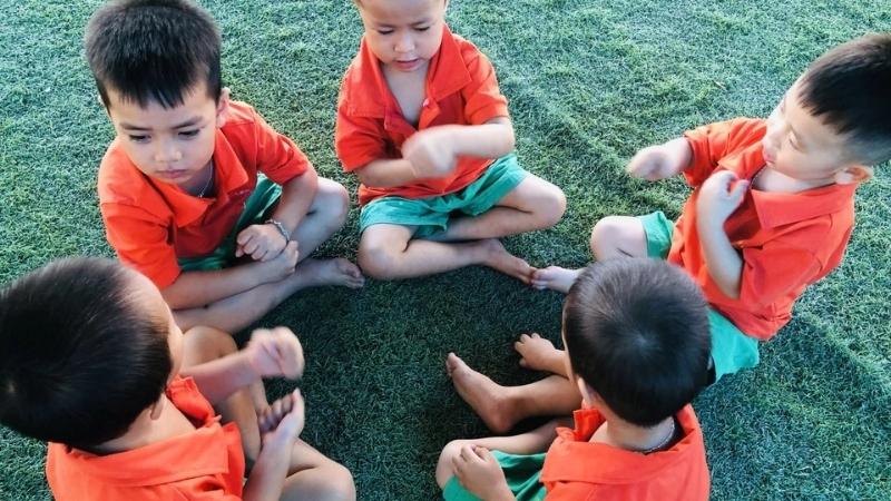 Bé phát triển thể chất qua cách chơi tập tầm vông dễ hiểu