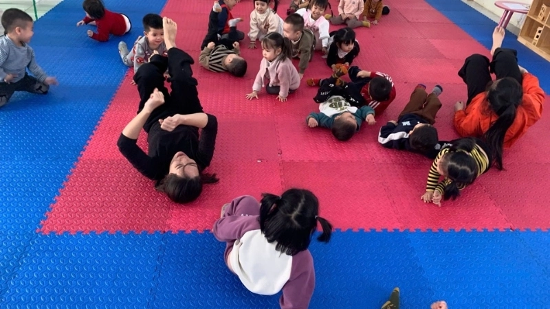 Ngắm hình ảnh tập tầm vông vui nhộn tại lớp mầm non