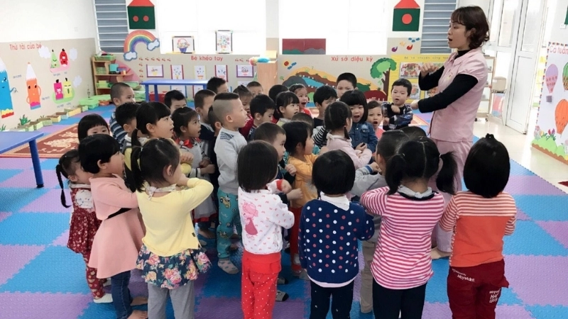 Bé vận động linh hoạt nhờ cách chơi tập tầm vông đơn giản