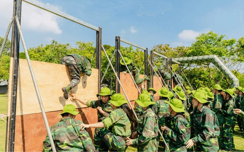 Hoạt động huấn luyện giữa rừng thông xanh mát trong chuyến team building quân đội Đà Lạt đầy trải nghiệm mới lạ