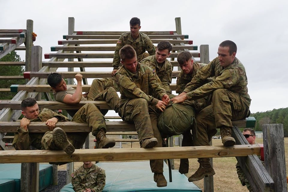 Khoảnh khắc vượt bùn lầy đầy nỗ lực trong ảnh thực tế team building quân đội mang lại nhiều cảm xúc cho người xem